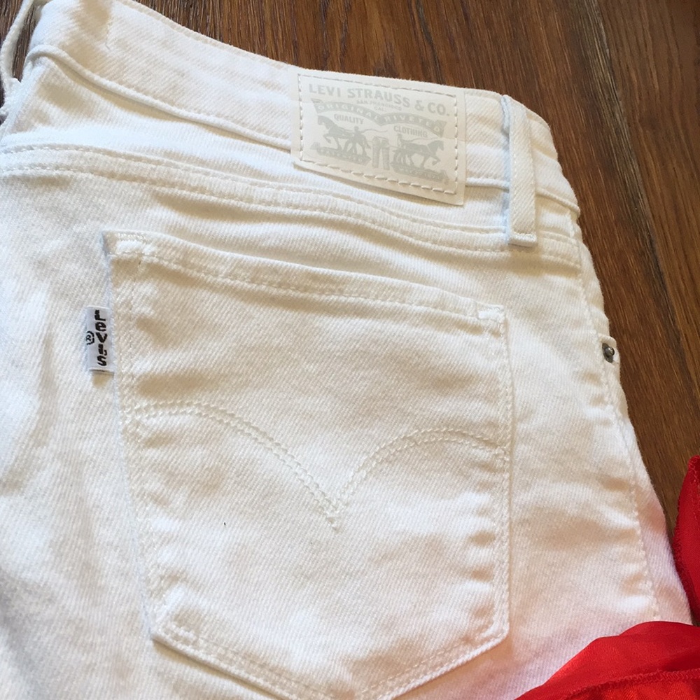 White levi’s 711 skinny jeans